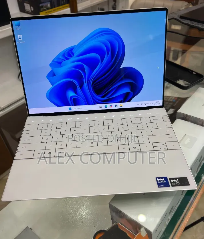 New Laptop Dell XPS 13 16GB Intel Core Ultra 7 SSD 512GB