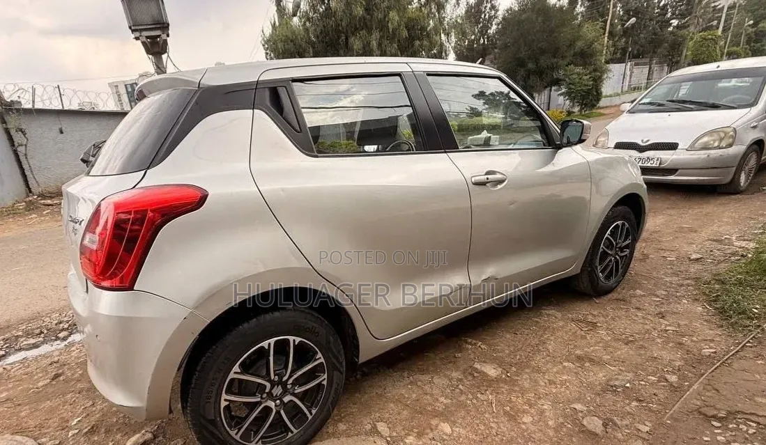 Suzuki Swift 2021 Silver