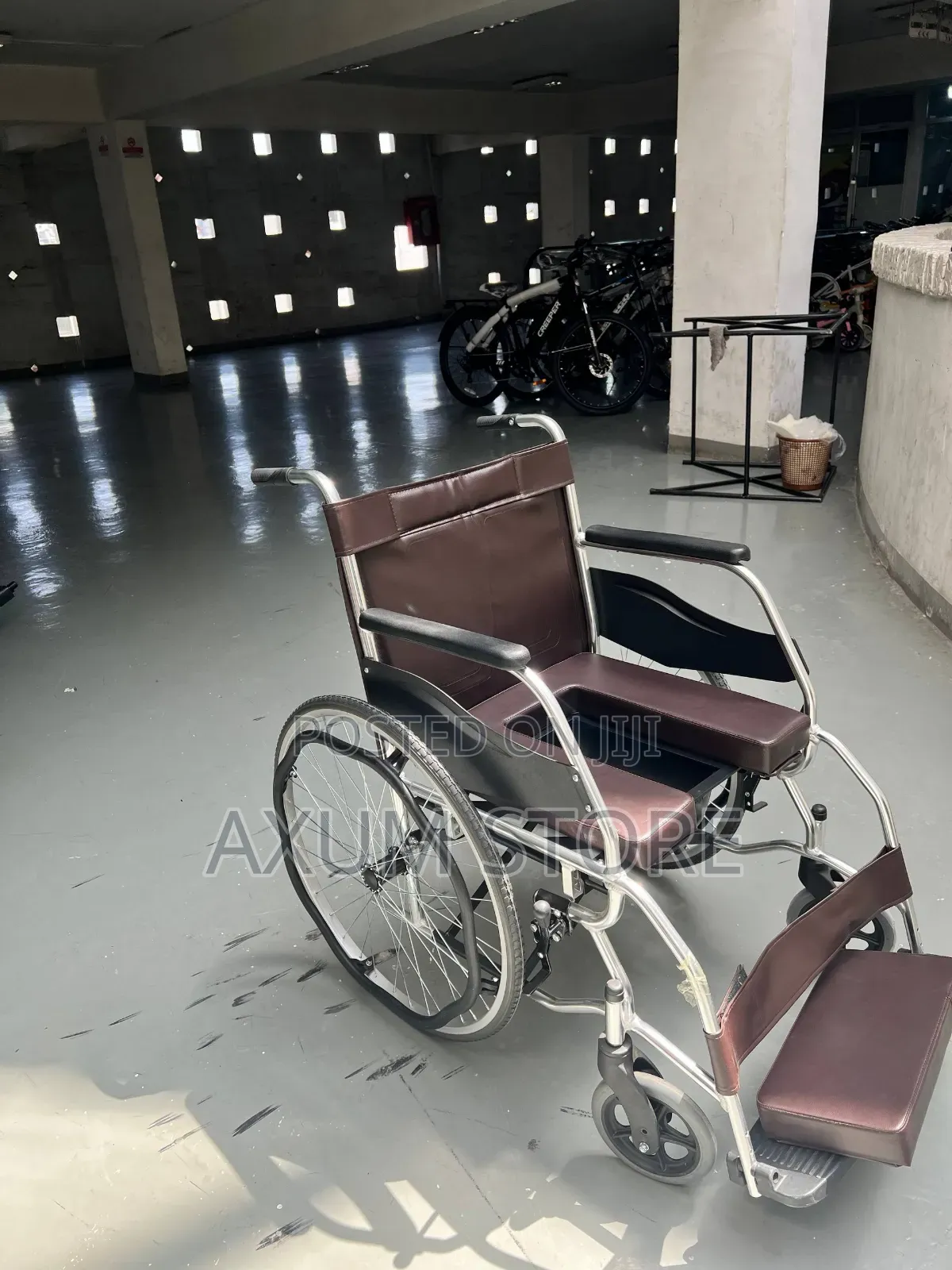 ባለ ሽንት ቤት ማሰሮ ዊልቸር / Wheelchair With Integrated Toilet