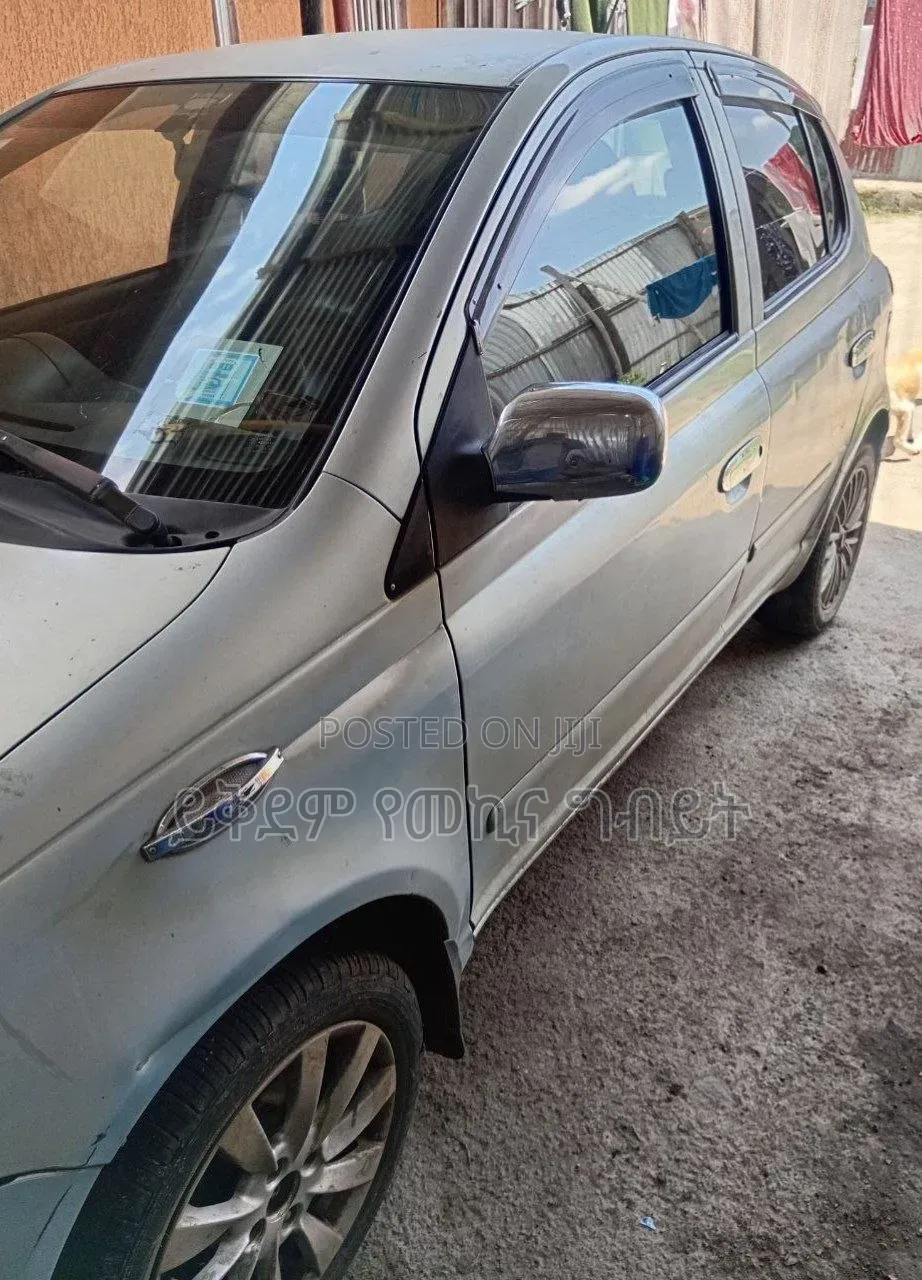Toyota Vitz 2004 Silver