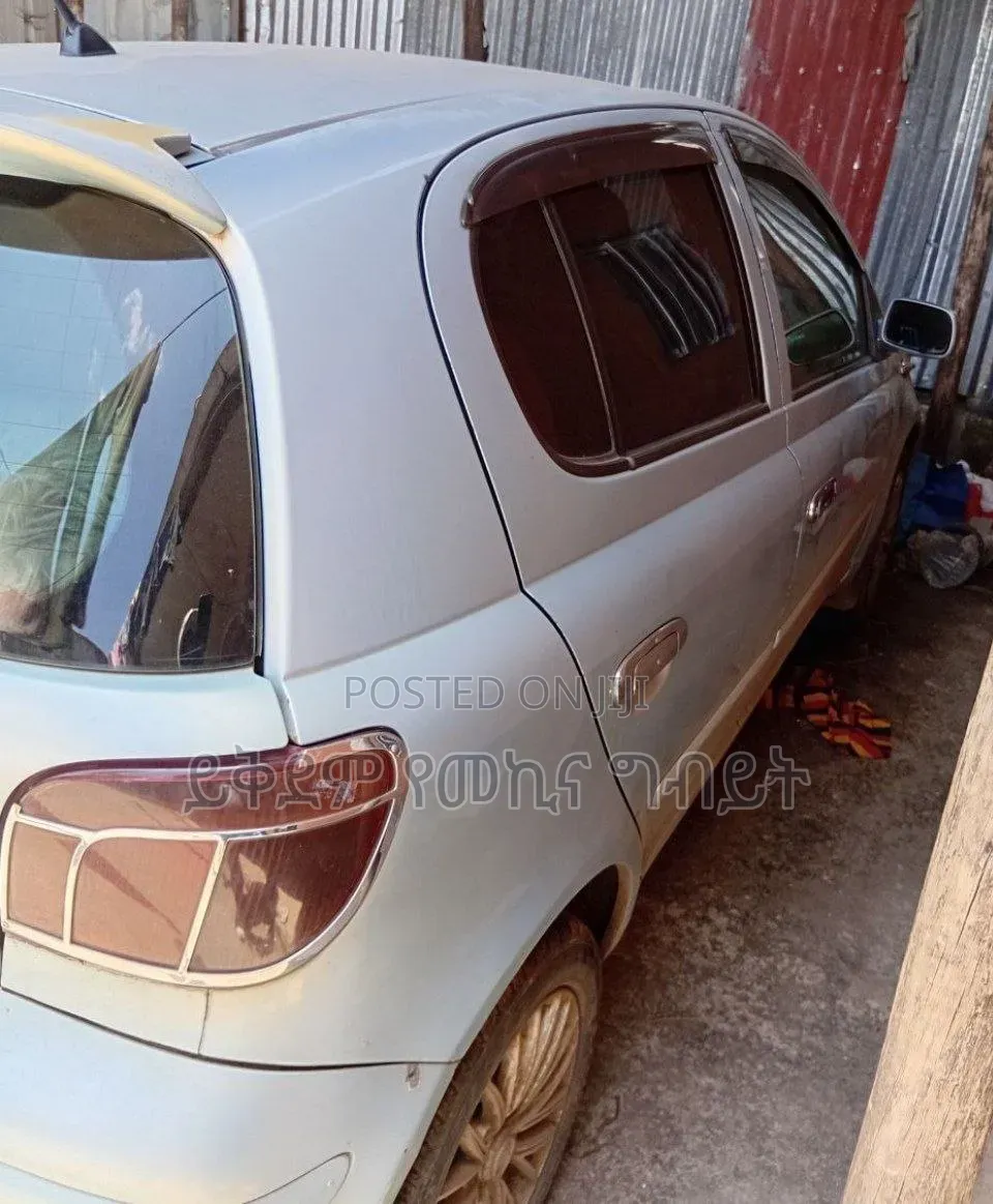 Toyota Vitz 2004 Silver