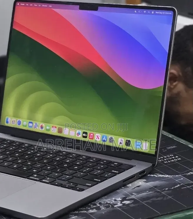 New Laptop Apple MacBook Pro 2023 M3 8GB Apple M3 Pro SSD 512GB