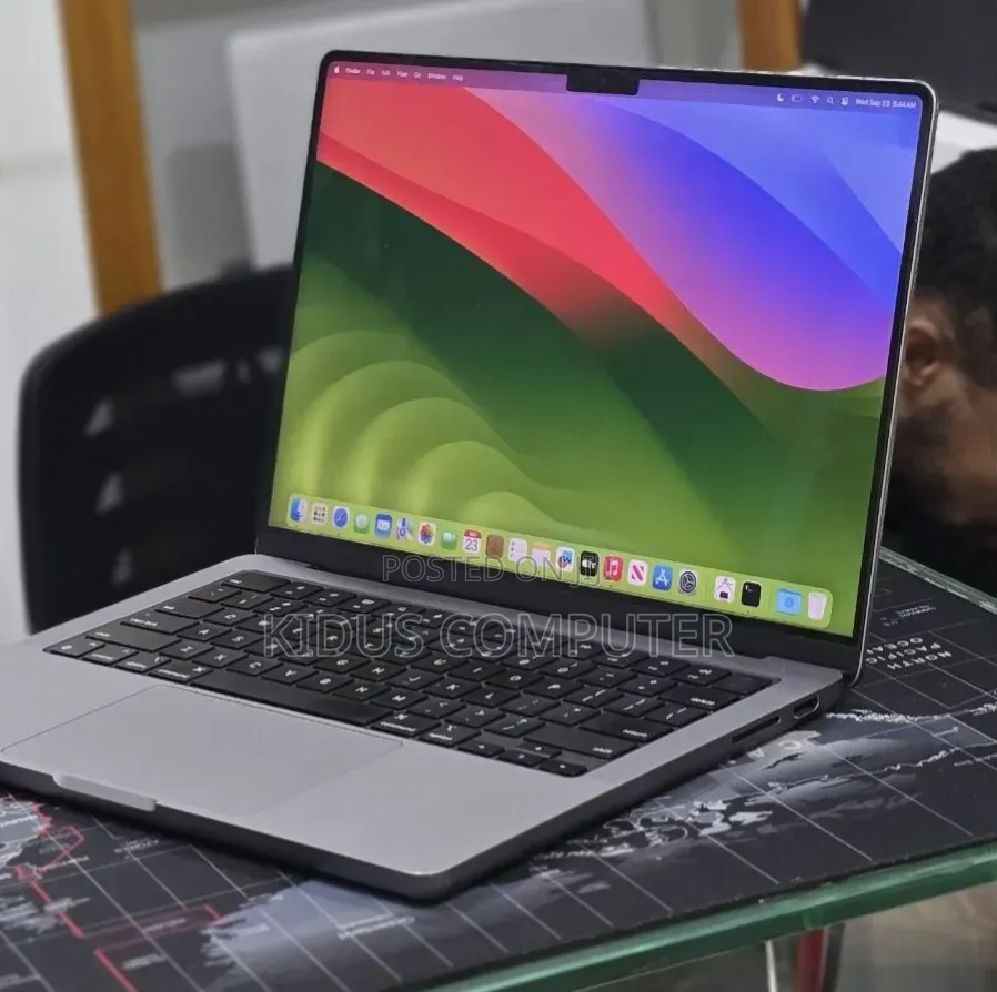 New Laptop Apple MacBook Pro 2023 M3 8GB Apple M3 SSD 512GB
