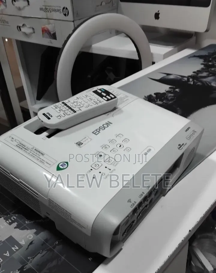 BRAND NEW EPSON Projector 
Has Remote