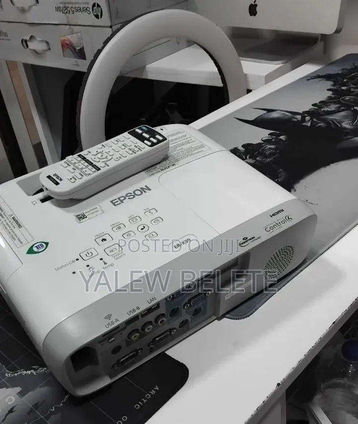 BRAND NEW EPSON Projector 
Has Remote