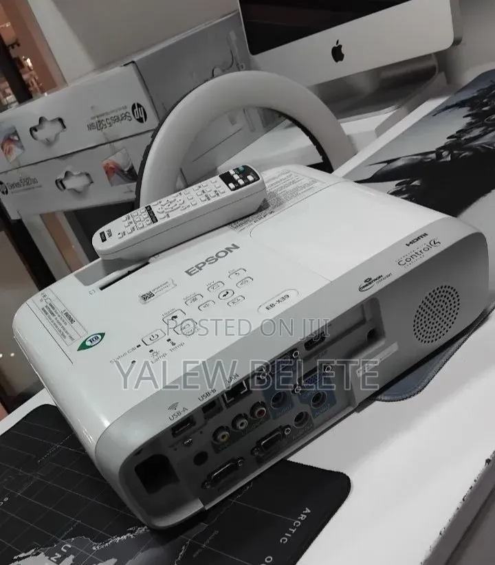 BRAND NEW EPSON Projector 
Has Remote
