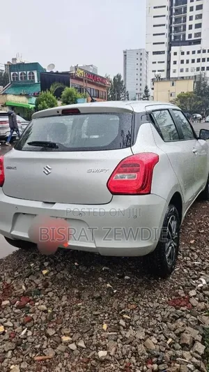 Suzuki Swift 2021 Silver