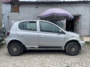 Toyota Vitz 2001 Silver