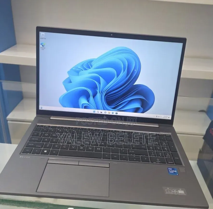 New Laptop HP ZBook Firefly G8 16GB Intel Core i7 SSD 512GB
