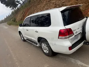 Toyota Land Cruiser 2009 White