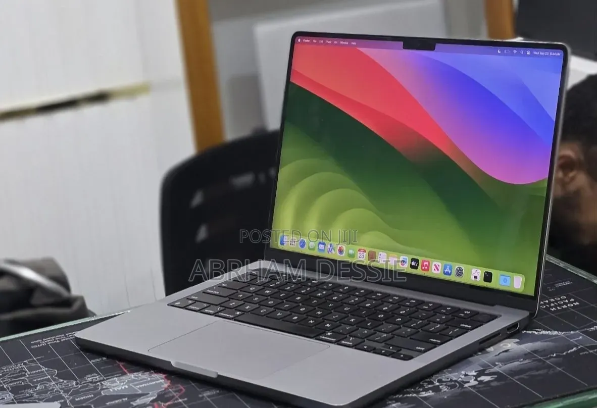 New Laptop Apple 8GB Apple M3 SSD 512GB