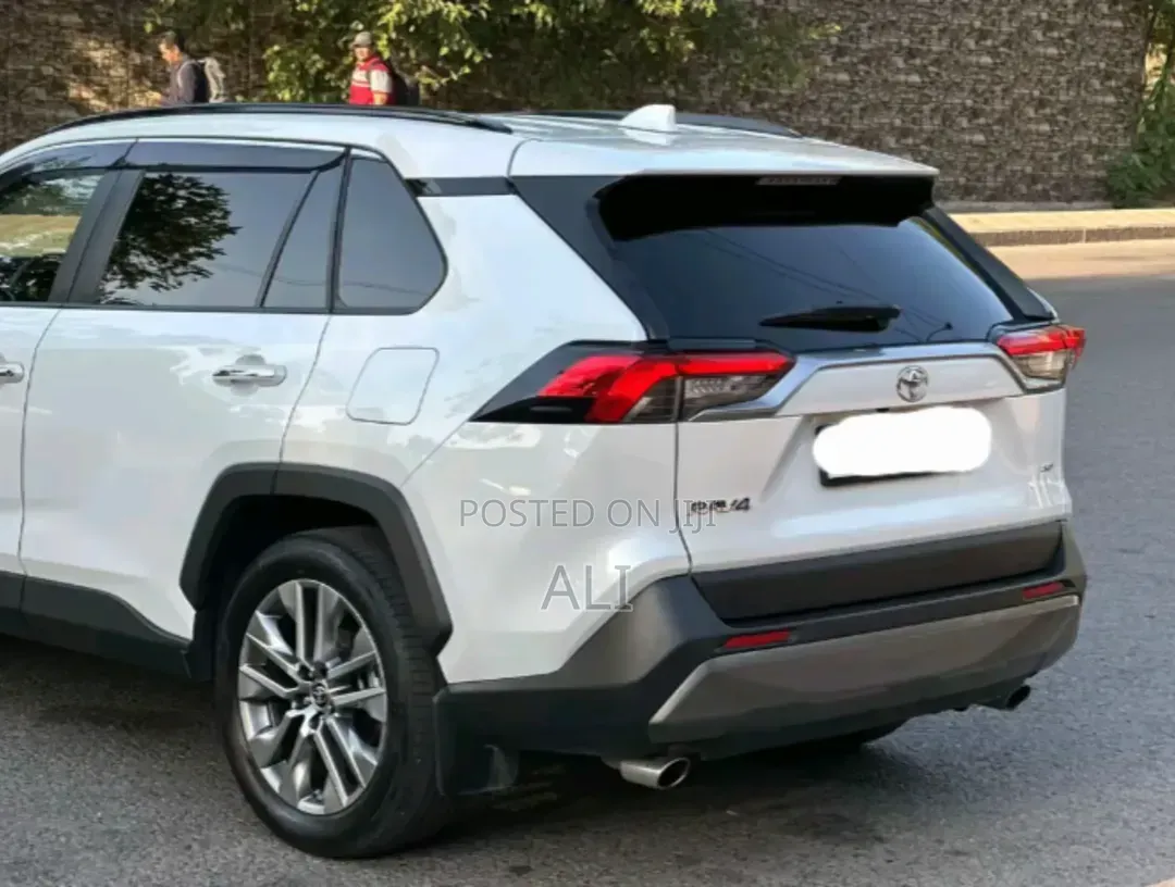 Toyota RAV4 2021 White