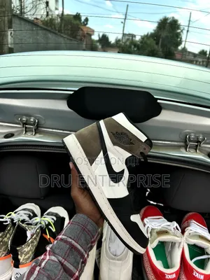 Nike Air Jordan 1 Retro High OG 'Dark Mocha' - Size 44.5