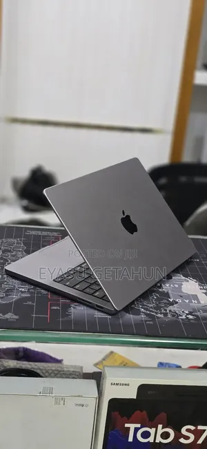 New Laptop Apple MacBook Pro 2023 M3 8GB Apple M3 Pro SSD 512GB