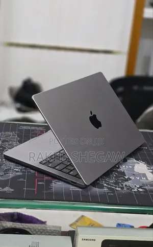 New Laptop Apple MacBook Pro 2023 M3 8GB Apple M3 Pro SSD 512GB