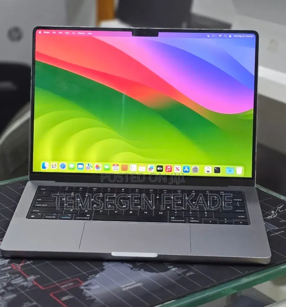 New Laptop Apple MacBook Pro 2023 M3 8GB Apple M3 Pro SSD 512GB