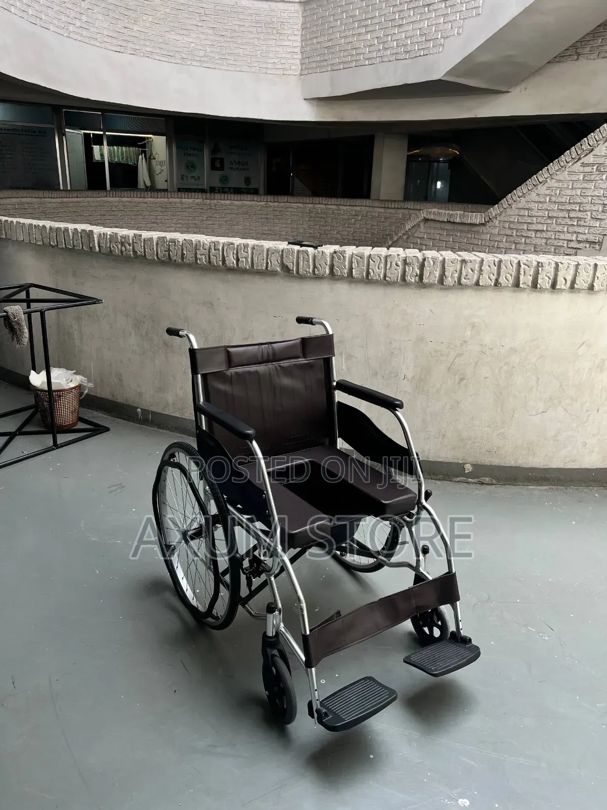 የመጸዳጃ ባልዲ ያለው ዊልቸር | Wheelchair With Commode