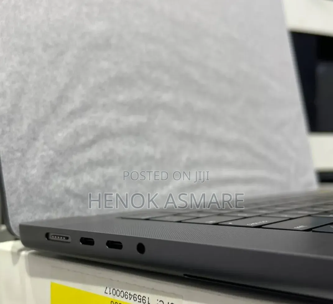 New Laptop Apple MacBook Pro 2024 M4 Max 48GB Apple M4 SSD 4T