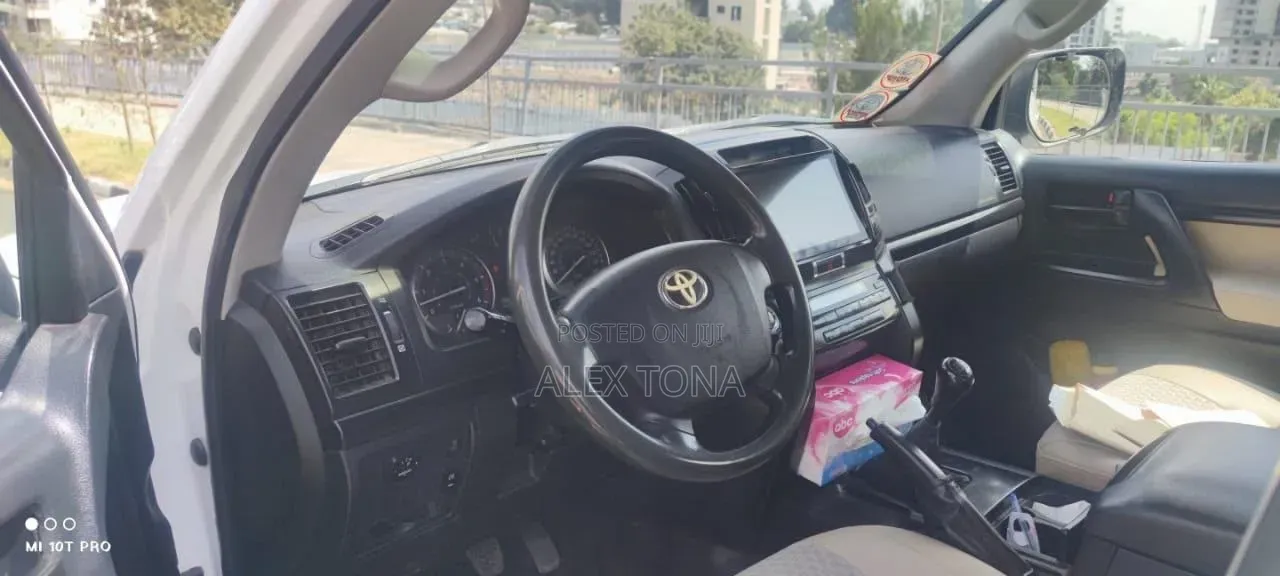 Toyota Land Cruiser 2011 White