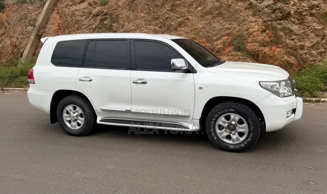 Toyota Land Cruiser 2011 White