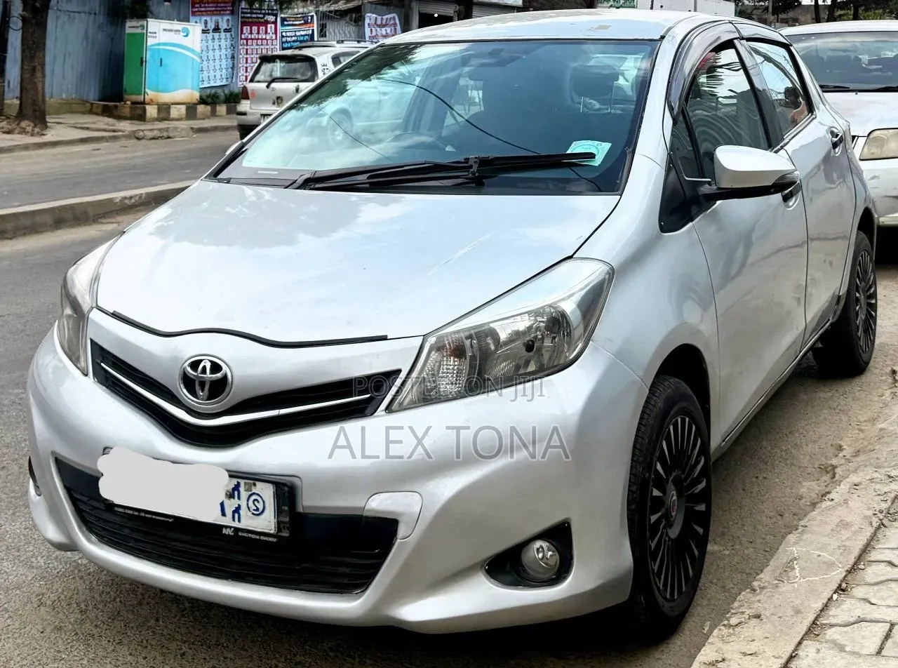 Toyota Yaris 2012 Silver