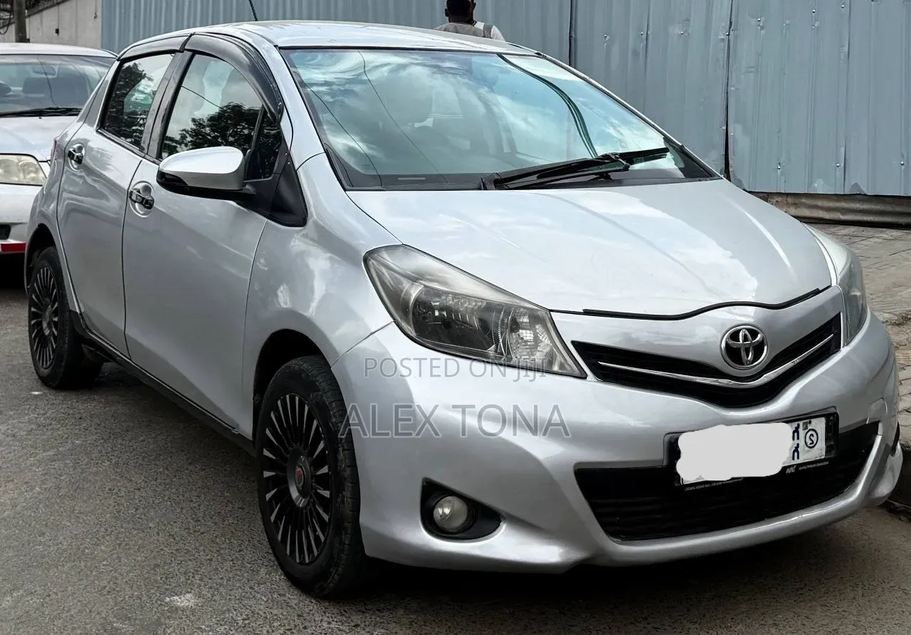 Toyota Yaris 2012 Silver