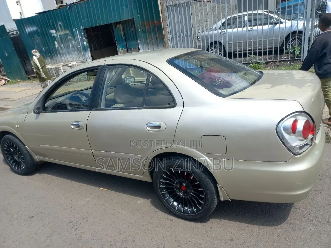Nissan Sunny 2010 Gold