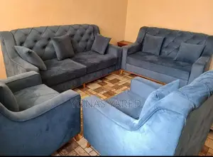 በጣም ፅዱ ባለ 4 Nарች የሳሎን ሶፋ