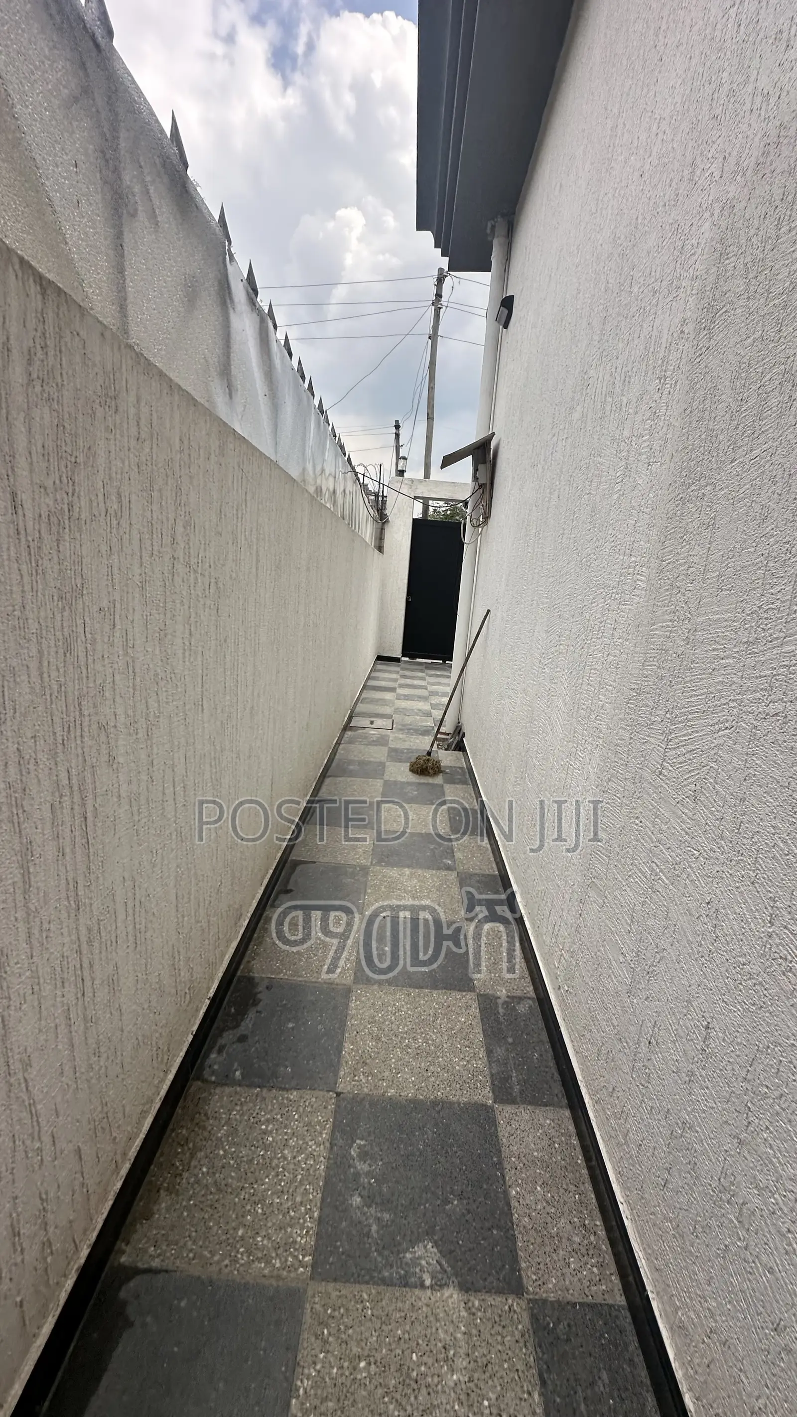 Furnished 5bdrm Villa in አያት ጊፍት አፓርታማ አካባቢ, Bole for sale