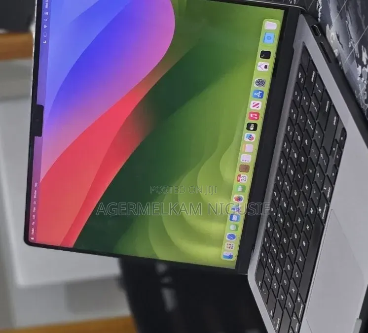 New Laptop Apple MacBook Pro 2023 M3 8GB Intel Core i7 SSD 512GB