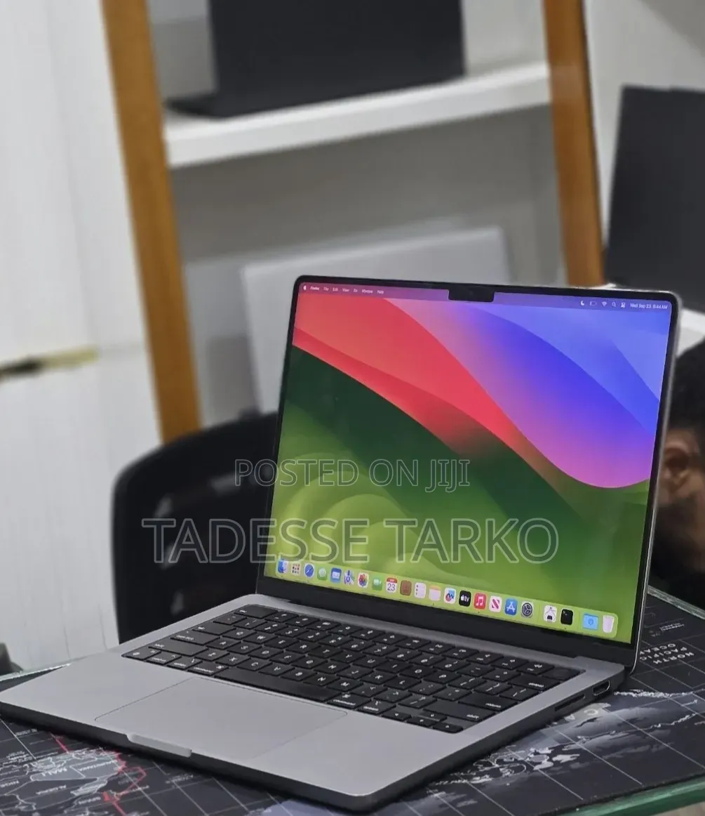 New Laptop Apple MacBook Pro 2023 M3 8GB Apple M3 Pro SSD 512GB