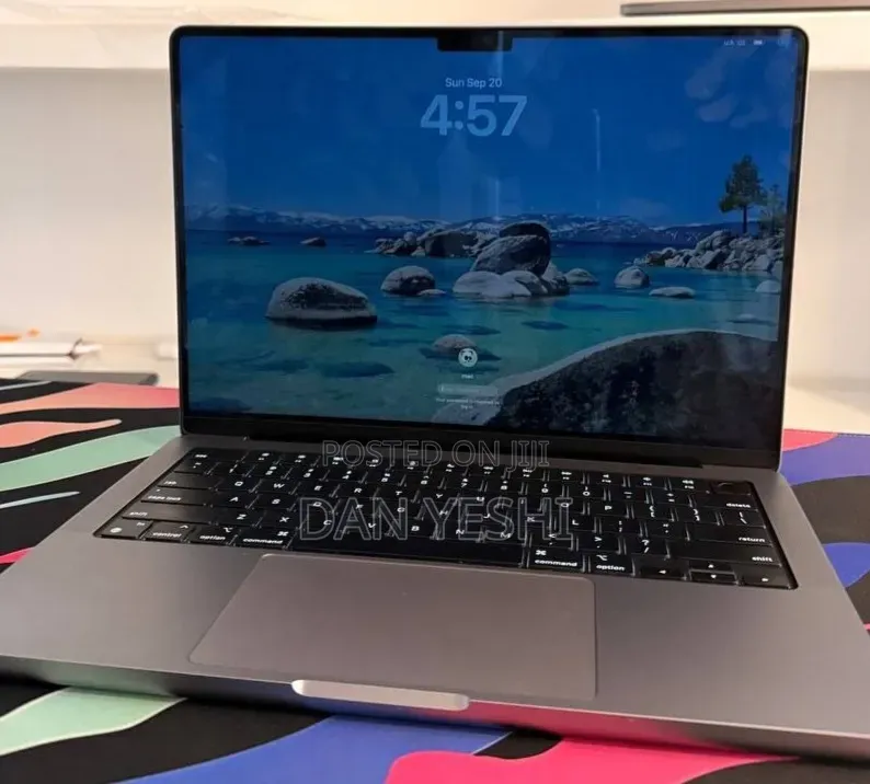 New Laptop Apple MacBook Pro 8GB Apple M3 SSD 512GB