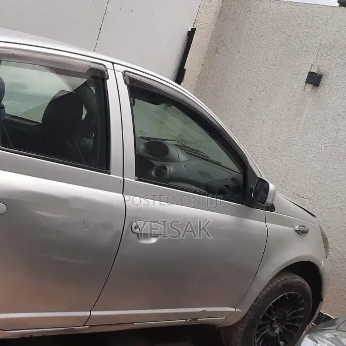 Toyota Vitz 2001 Silver
