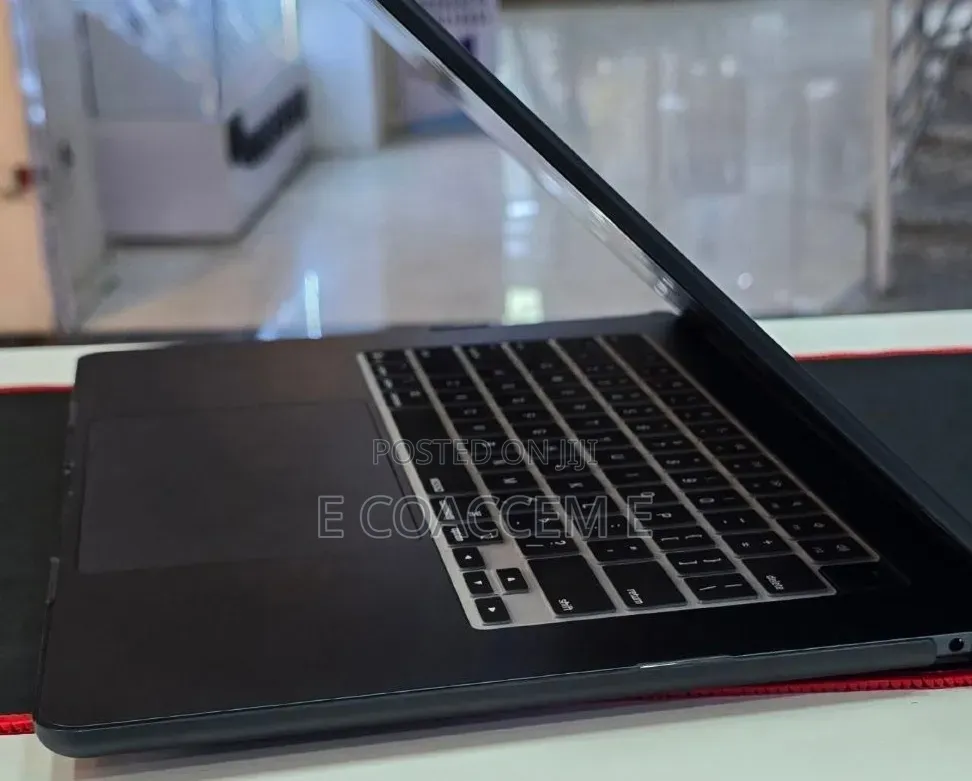 New Laptop Apple MacBook 16GB Apple M5 SSD 512GB