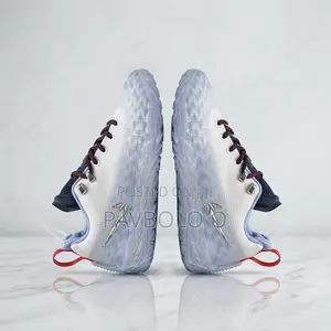 "Translucent Blue Sole Low-Top Athletic Shoes"