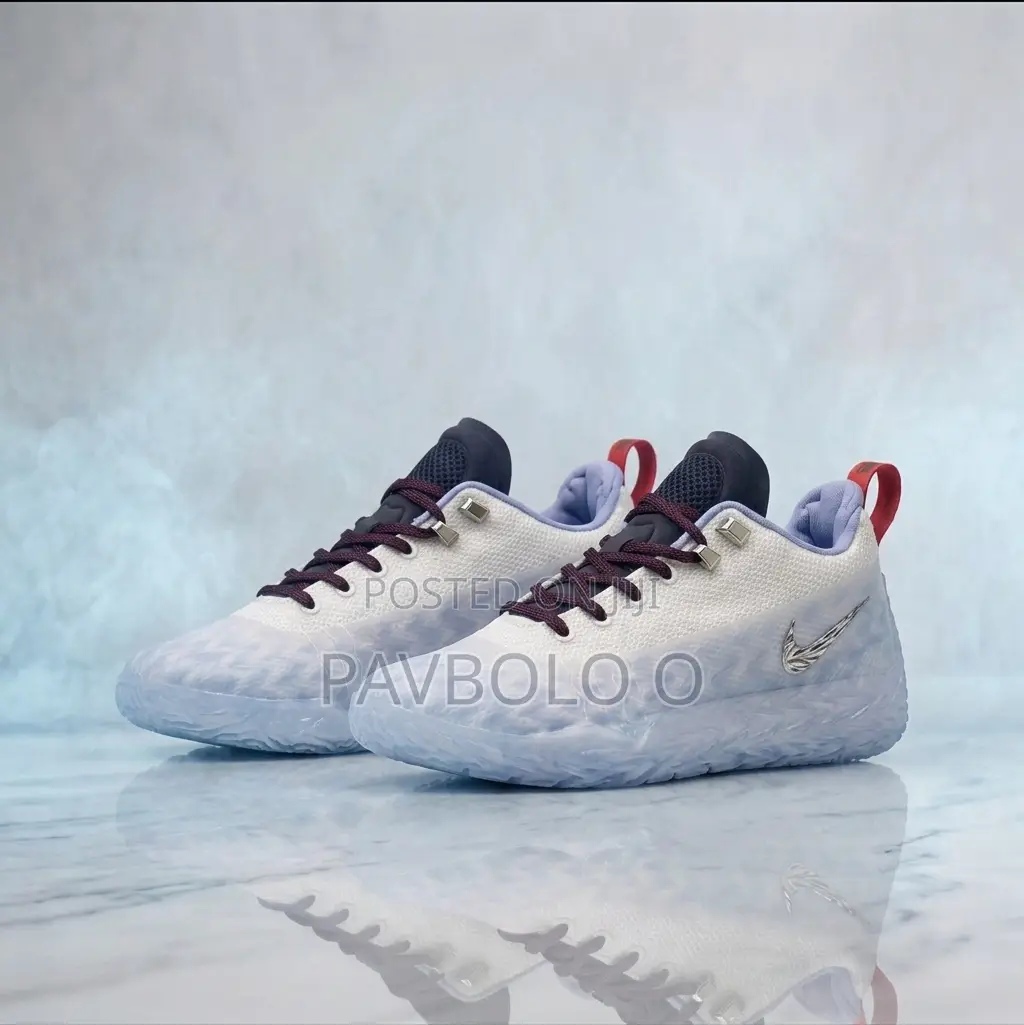 "Translucent Blue Sole Low-Top Athletic Shoes"