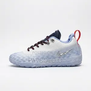 "Translucent Blue Sole Low-Top Athletic Shoes"