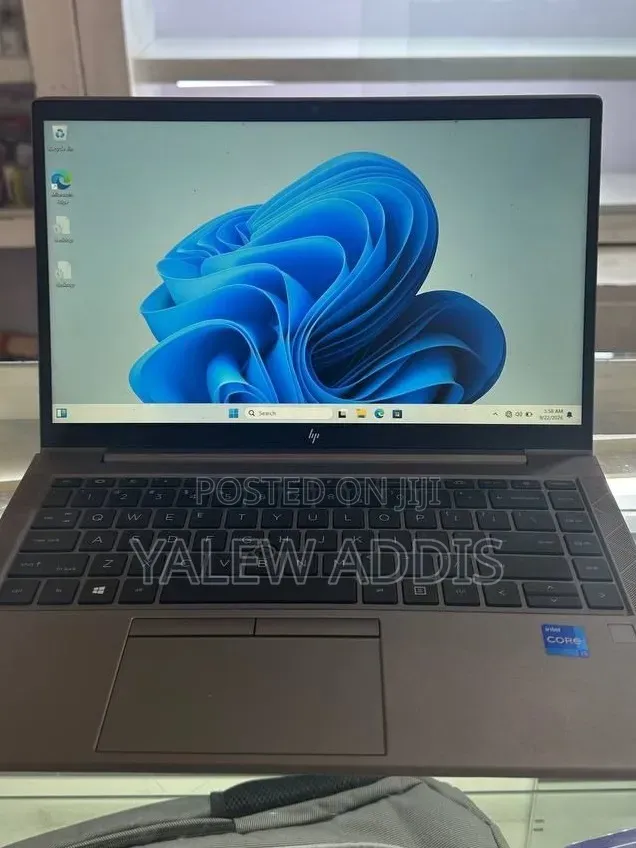 New Laptop HP ZBook Firefly G8 16GB Intel Core i5 SSD 512GB