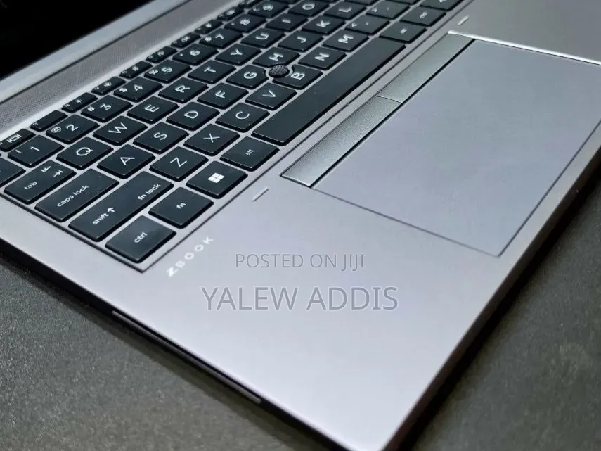 New Laptop HP ZBook Firefly G8 16GB Intel Core i5 SSD 512GB