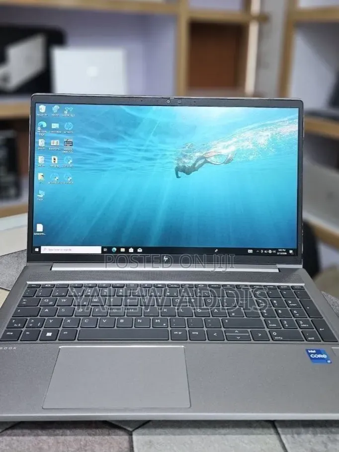 New Laptop HP ZBook Firefly G8 32GB Intel Core i7 SSD 512GB