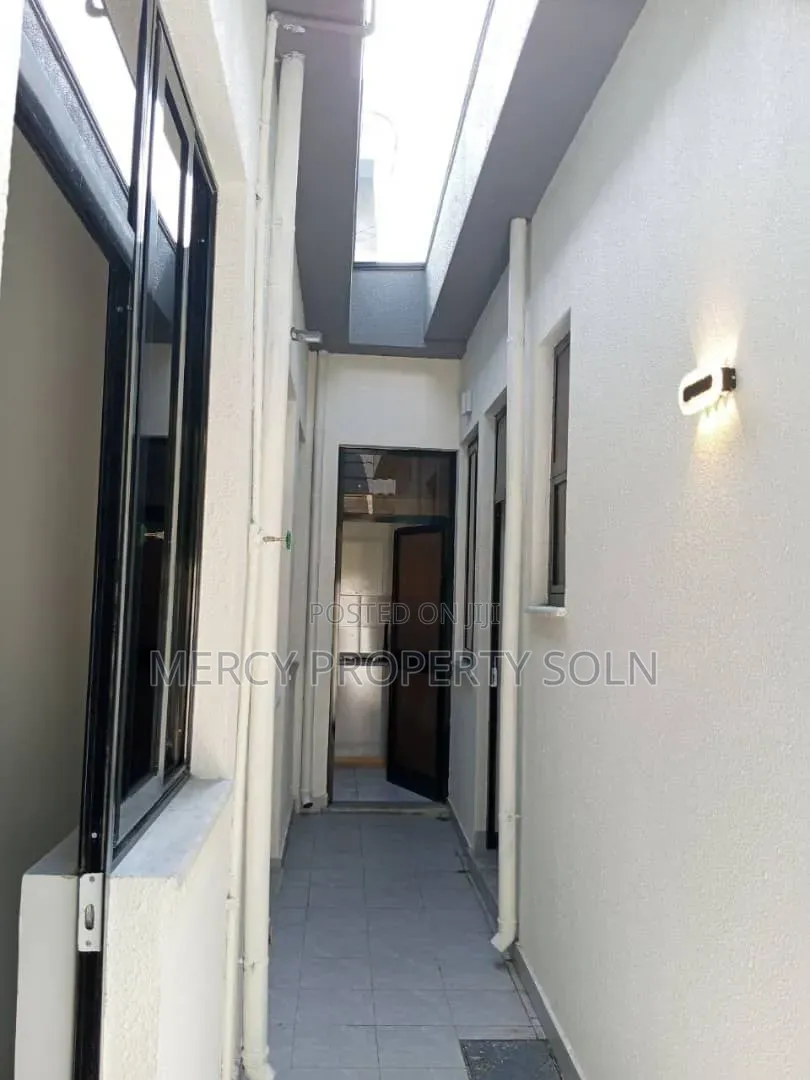 5bdrm Villa in Bole for sale
