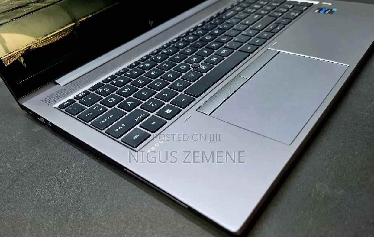 New Laptop HP ZBook Firefly G8 16GB Intel Core i5 SSD 512GB