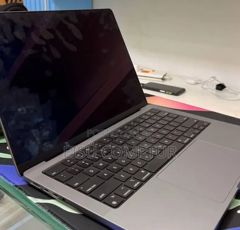 New Laptop Apple MacBook Pro 2024 M3 8GB Apple M3 Pro SSD 512GB