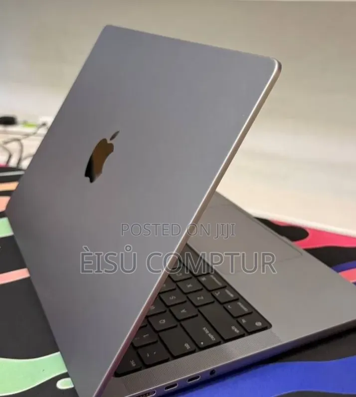 New Laptop Apple MacBook Pro 2024 M3 8GB Apple M3 Pro SSD 512GB
