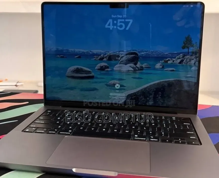 New Laptop Apple MacBook Pro 2024 M3 8GB Apple M3 Pro SSD 512GB