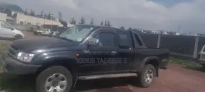 Toyota Hilux 2004 Black