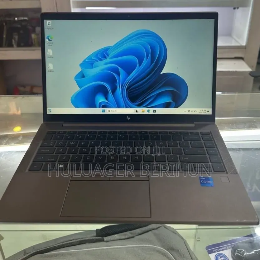 New Laptop HP ZBook Firefly G8 16GB Intel Core i5 SSD 512GB