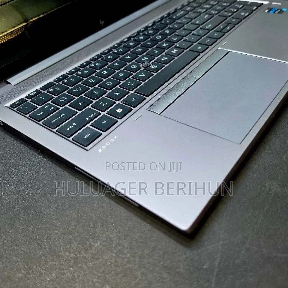New Laptop HP ZBook Firefly G8 16GB Intel Core i5 SSD 512GB