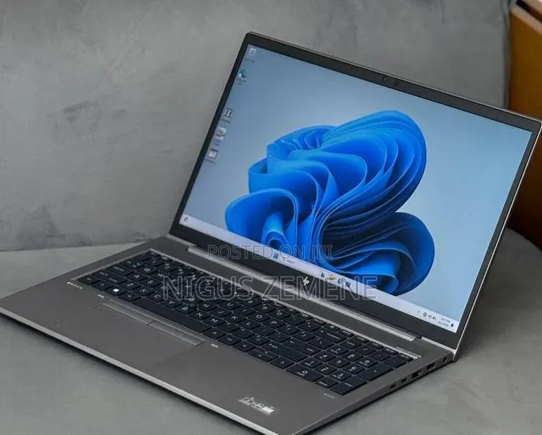 New Laptop HP ZBook Firefly G8 16GB Intel Core i7 SSD 512GB