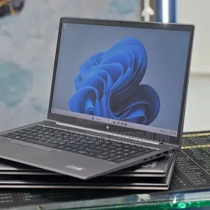 New Laptop HP ZBook Firefly G8 16GB Intel Core i5 SSD 512GB